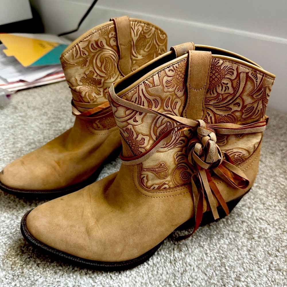 Dingo cowgirl Valerie boots booties  size 9 - worn 2 times